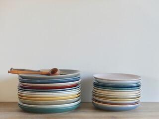 assiettes-gres-contemporaines