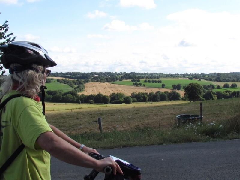 cycliste et panorama Ercé en Lamée