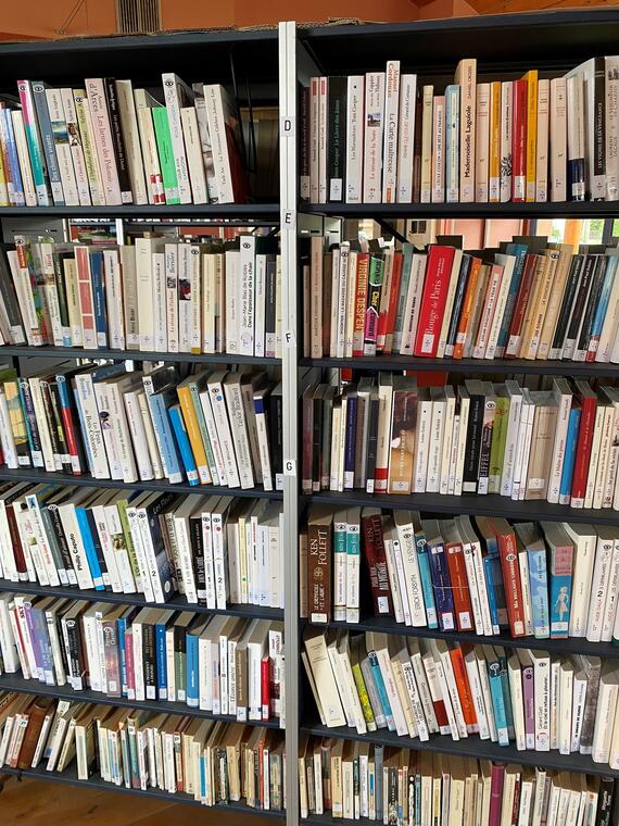 Livres à la bibliothèque