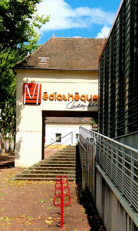 Entrée de la médiathèque Christian Bobin