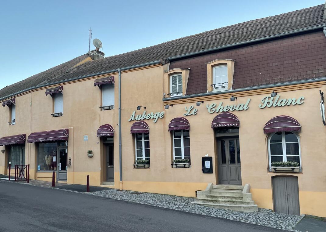 Le Cheval Blanc, facade