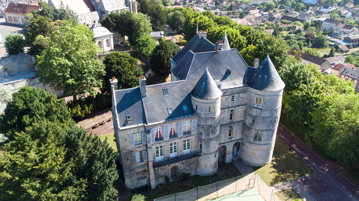 Chateau_Montataire-Drone_ete-C