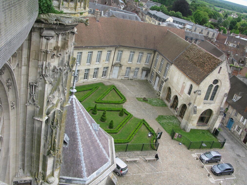 Palais épiscopal extérieur1