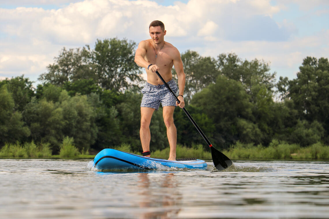 jeune-homme-paddle-sur-une-riviere-pendant-la-journee.jpg