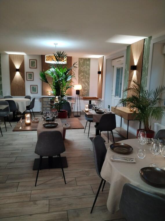 Fleur d'Aubépine La Vraie-Croix - salle restaurant.jpg