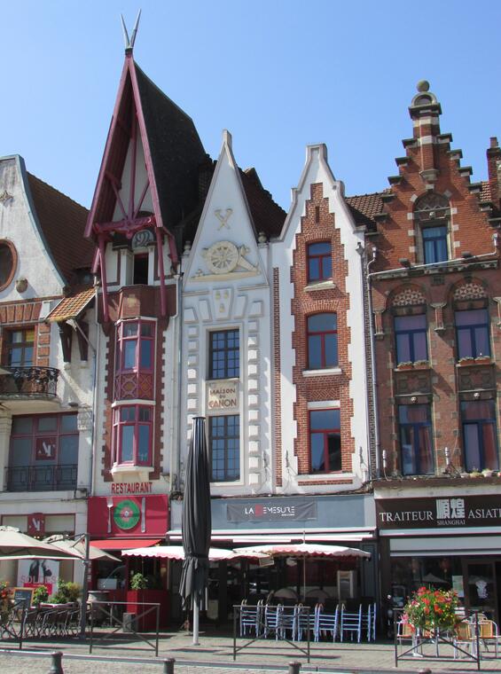 Béthune - maisons Grand place par Jacques Alleman - crédit OTBB.JPG