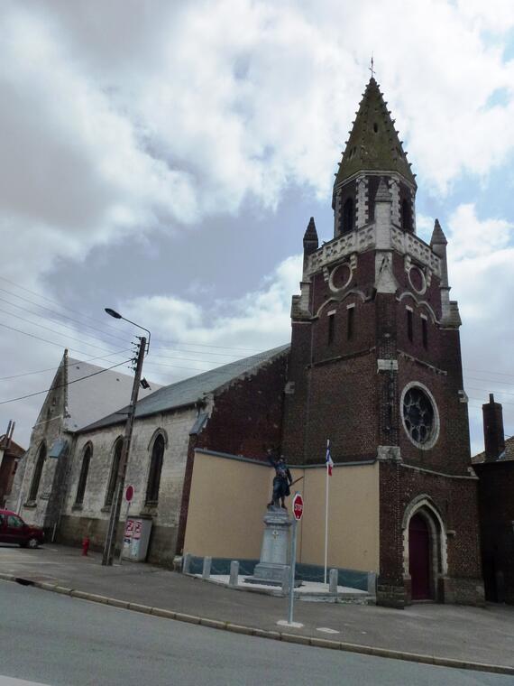 Isbergues_Molinghem_(Pas-de-Calais)_église_Saint-Maurice_extérieur.jpg