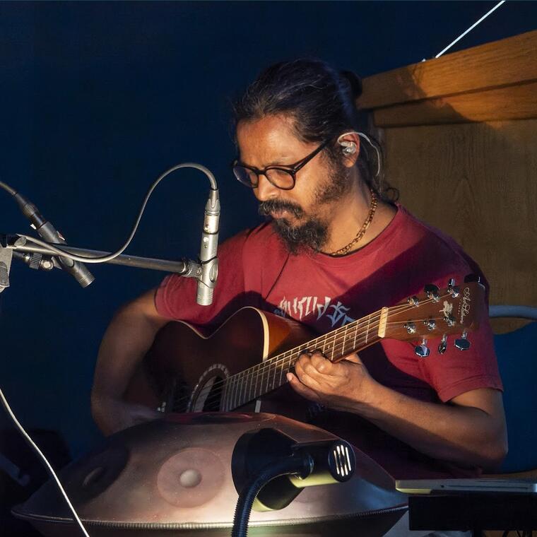thumbnail_Sanjay Khyapa guitare2.jpg