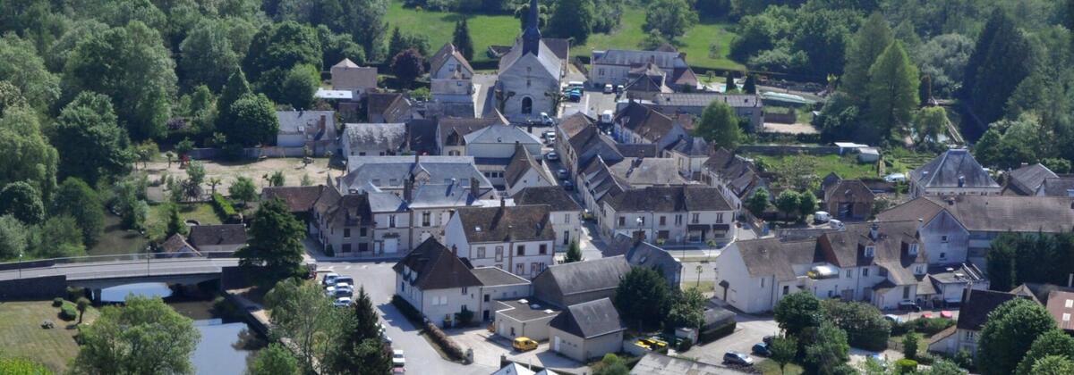 vu-de-haut-la-ferte-saint-cyr-2000x700.jpg