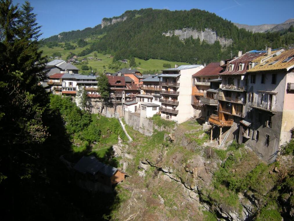 Les maisons supendues vues du pont des Abymes