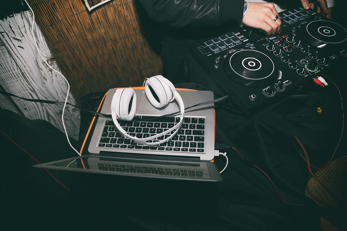 DJ