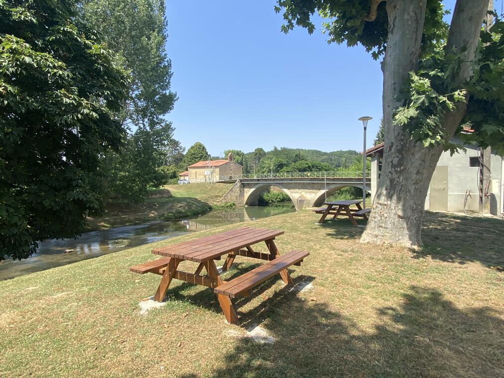 Tables de pique-nique (mairie)_La Bastide-de-Besplas