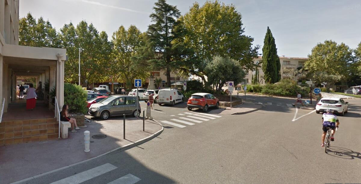 Parking du Square Victor-Roux à La Londe les Maures