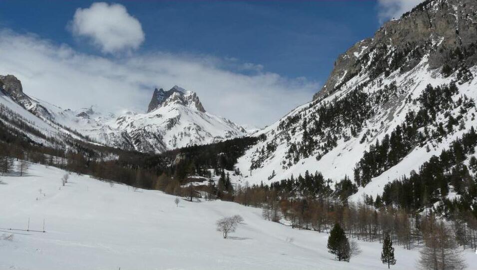 Granges de la vallée étroite en hiver