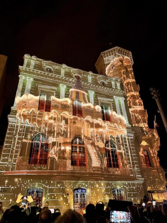 Projection lumineuse de Noël sur la façade du musée Ciotaden_La Ciotat