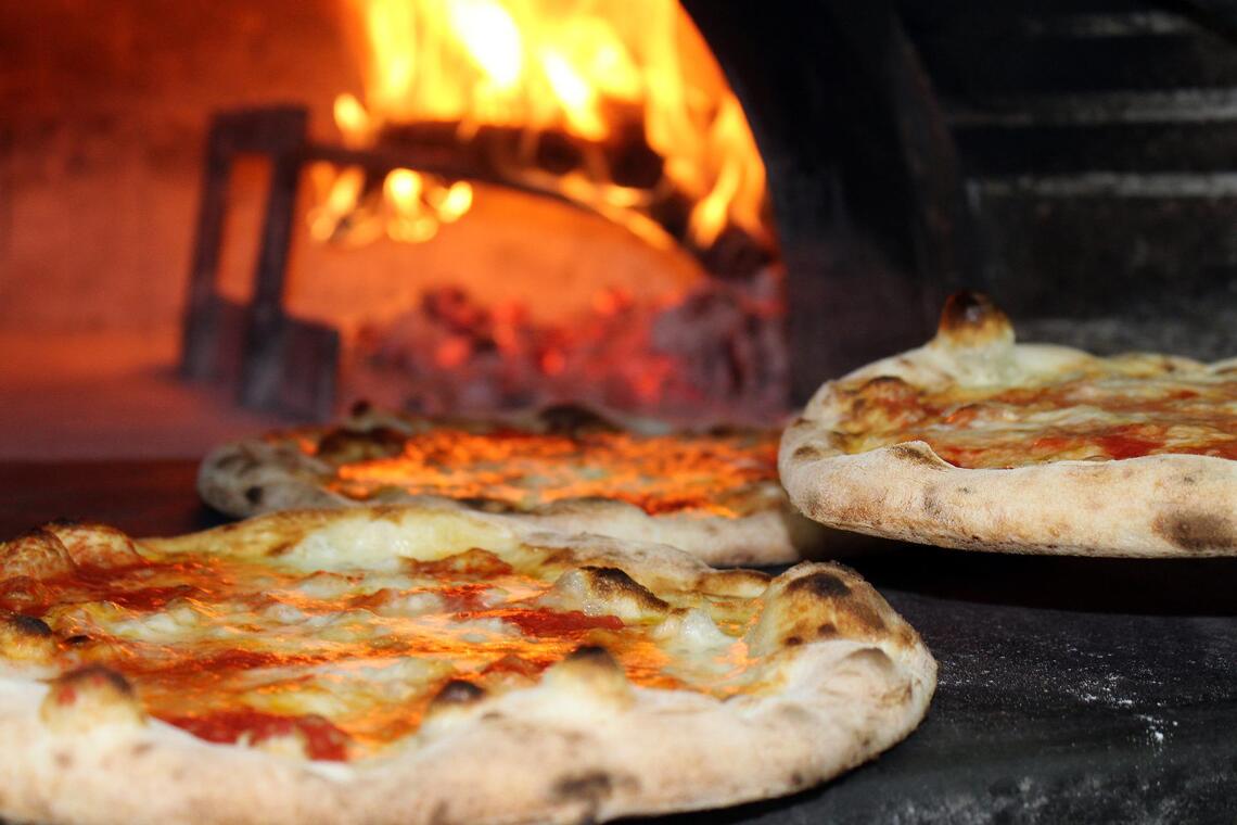 Pizza au feu de bois