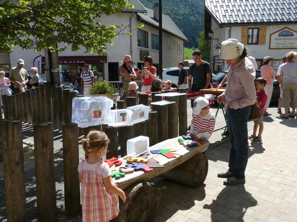 Jeux en bois sur la place de la Mairie 1