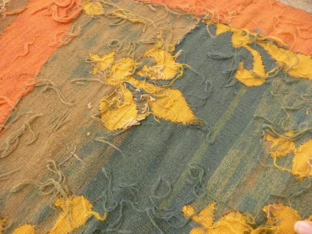 Détail du tissage de l’envers de la tapisserie de l’Apocalypse