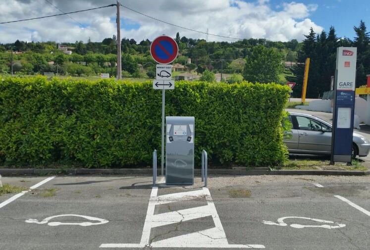 Borne de recharge électrique_Grisolles