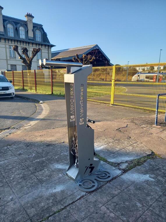 Station de réparation et de gonflage pour vélo - Gare SNCF Rochefort