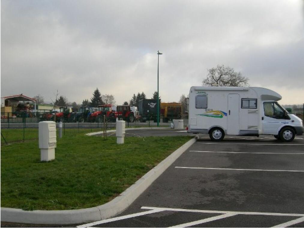 Aire de services et de stationnement Camping-Car - Le Hall du camping-car_Civens