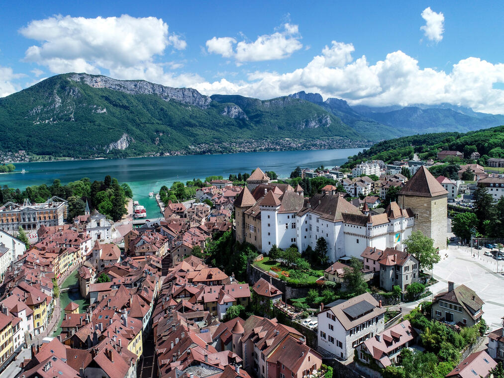 Vue aérienne de la vieille ville d'Annecy et de son lac