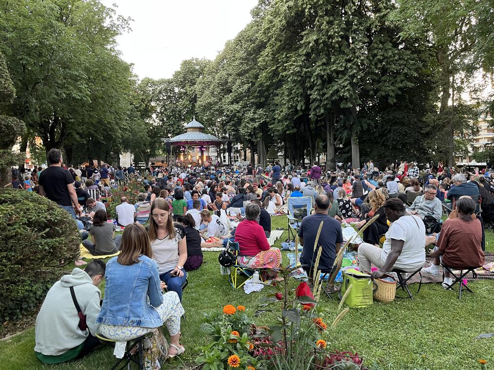 Square Simone Veil soir de concert en été