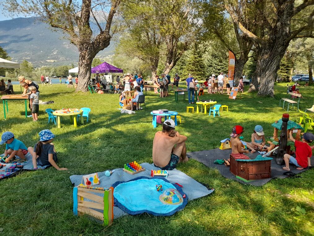 Grands jeux en bois de la ludothèque Pics et Colégram_Guillestre