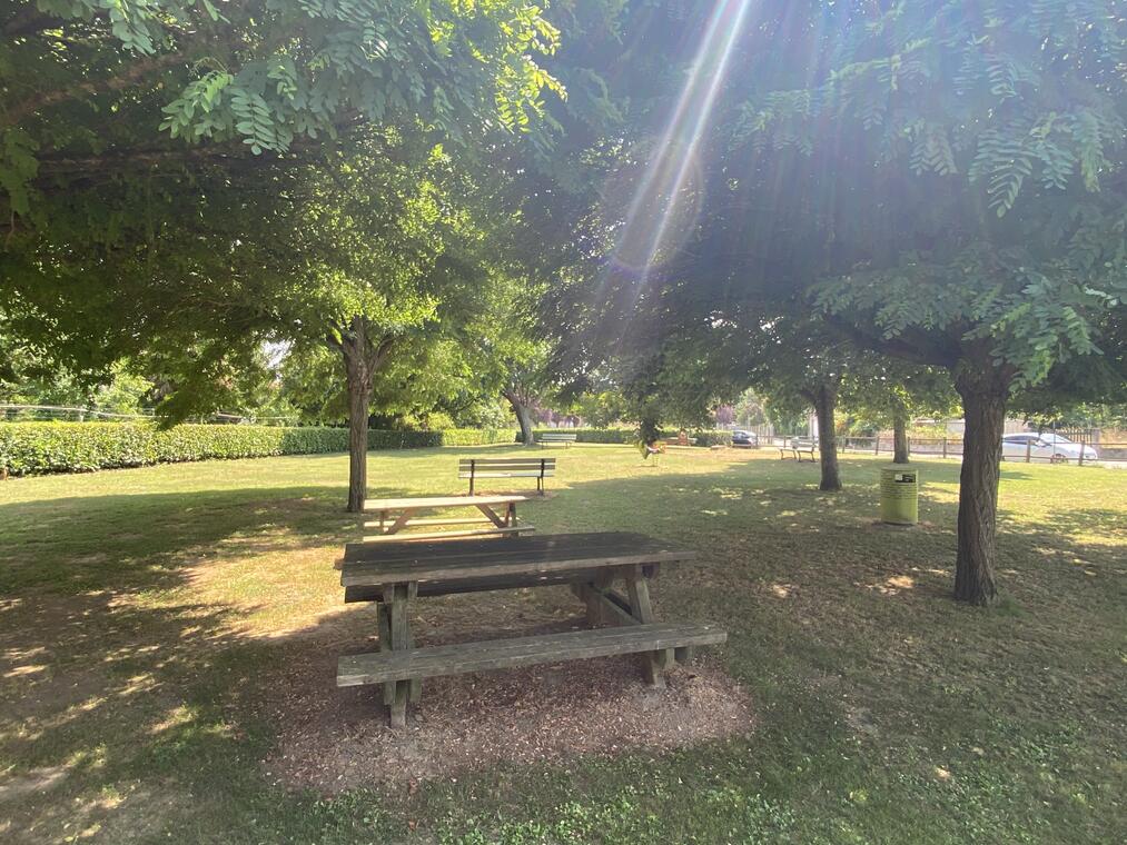 Tables de pique-nique (parc)_La Bastide-de-Besplas