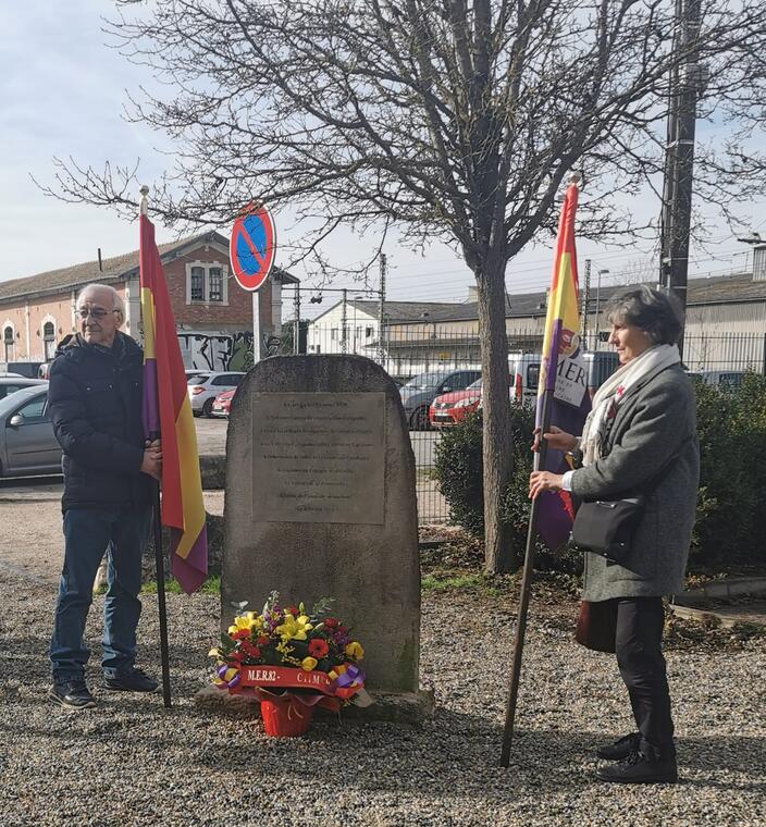 La stèle devant la gare de Caussade