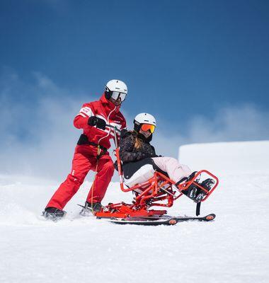 Handiski : service de fauteuil guidé avec l'ESF_Oz-en-Oisans
