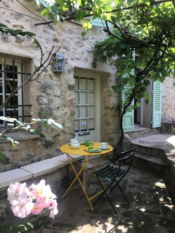Petit déjeuner et dîner sur terrasse privative