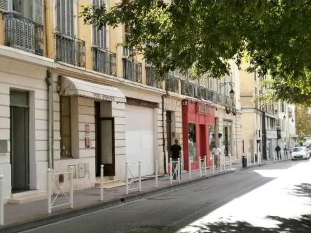 Entrée de l'Hôtel face à la place d'Armes