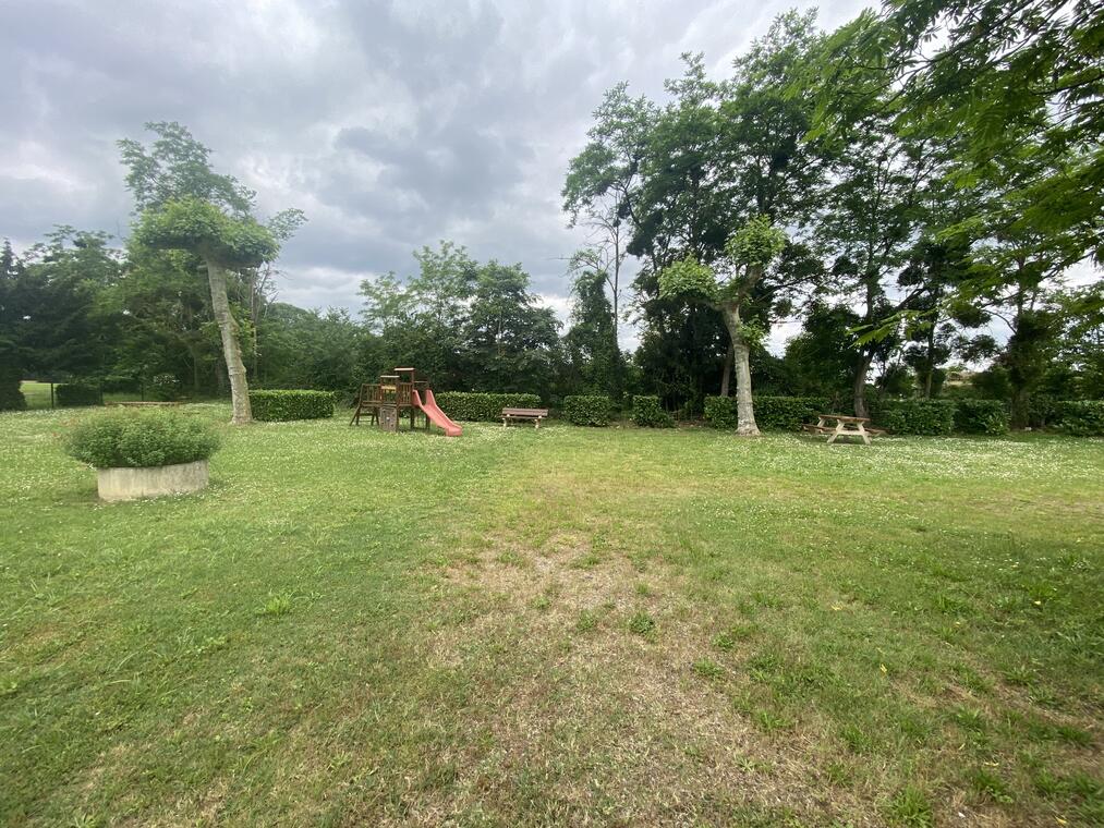 Table de pique-nique et aire de jeux_Campagne-sur-Arize