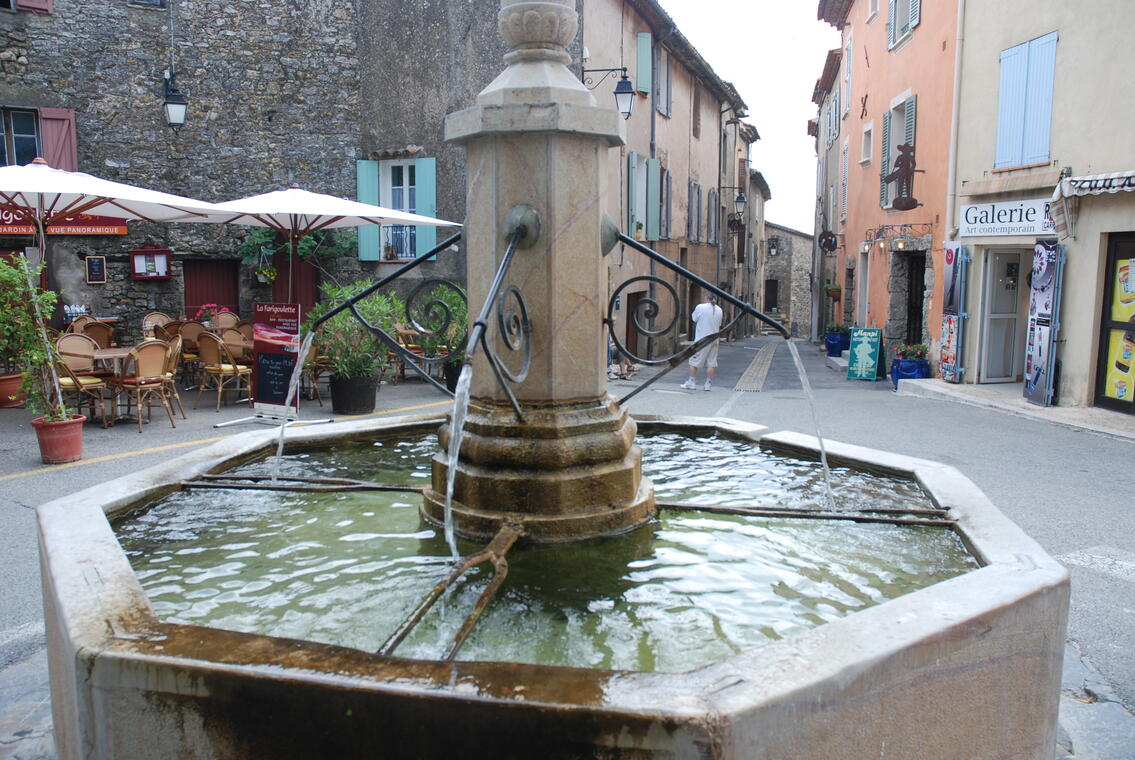 Fontaine place des Ormeaux