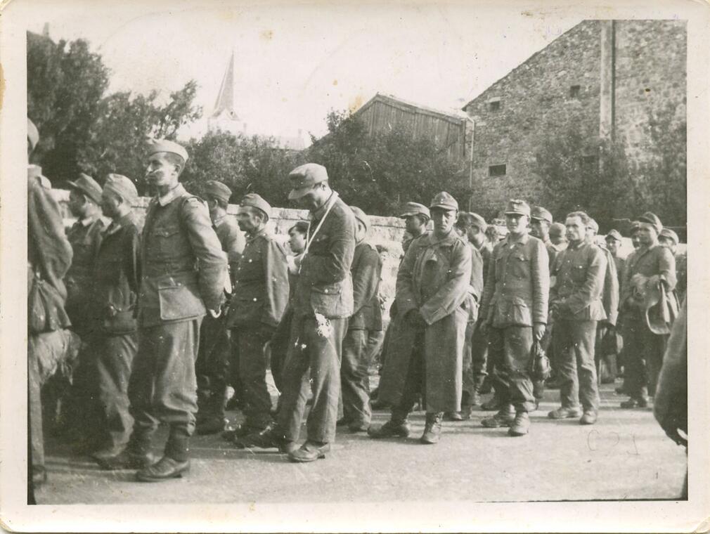 Prisonniers allemands dans le village d'Estivareilles