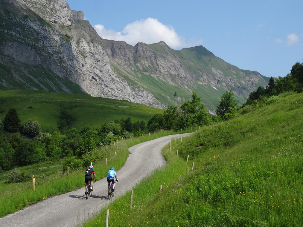 Parcours Soft : Col de l'Apetaz via Héry_2 cyclistes et vue