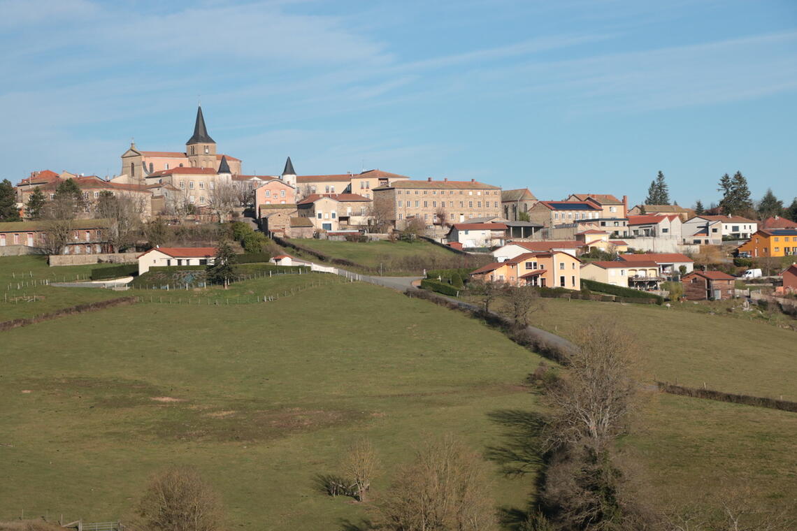 Vue sur village de Lay