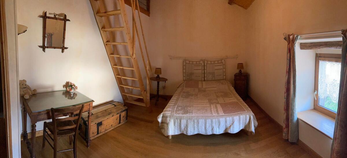 Chambre fermée avec 1 lit double + 1 lit simple sur la petite mezzanine