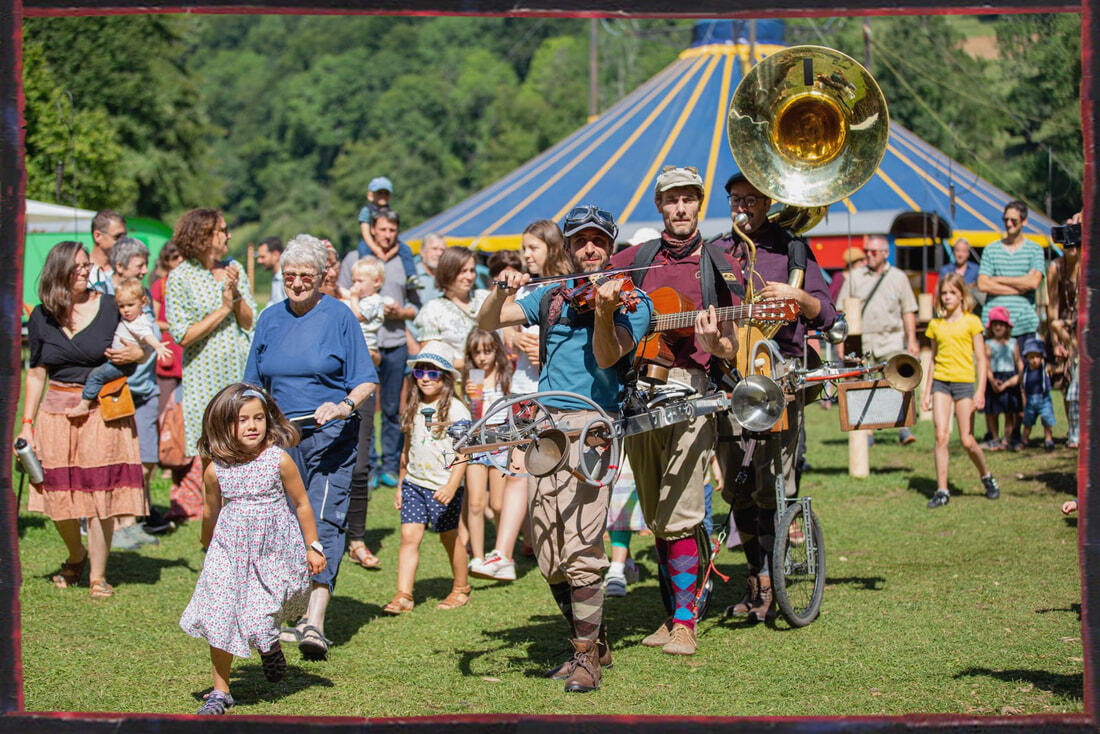 Déambulation Bric à Brac Orchestra – Bazarophone mobile_Notre-Dame-de-Bellecombe