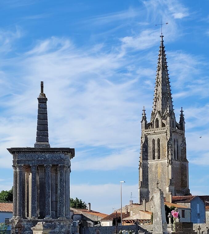 Croix hosannière et clocher