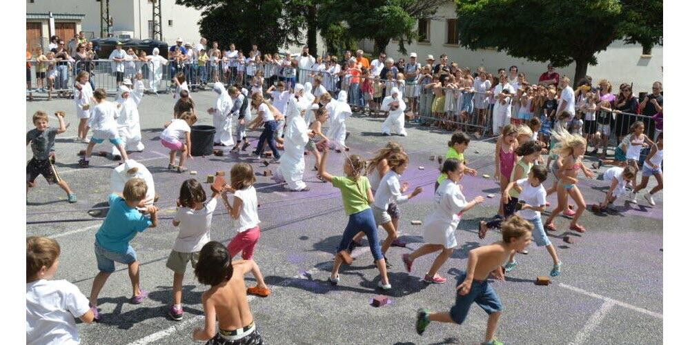 La Bataille d'éponges colorées_Guillestre