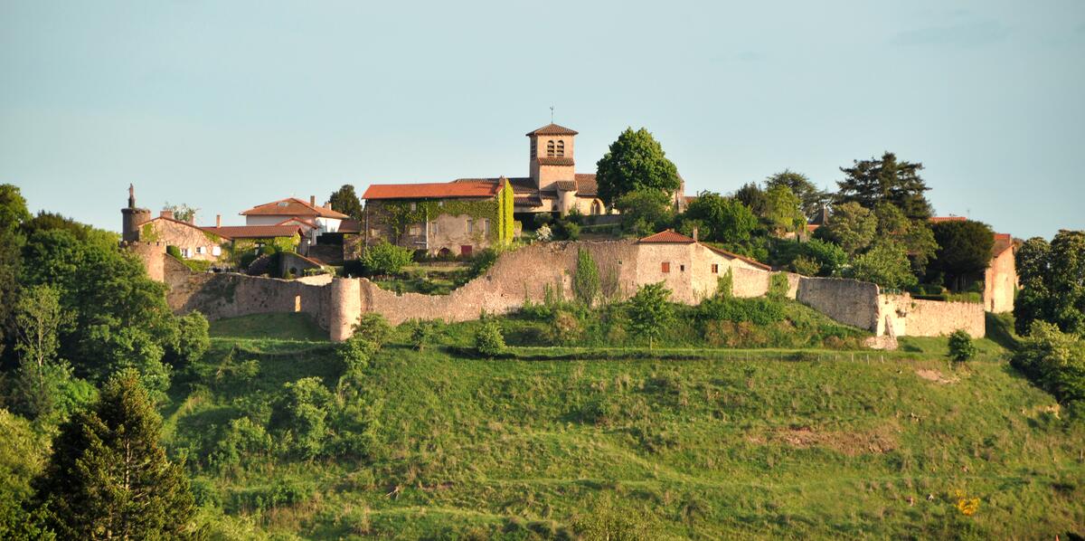 Saint-Haon-le-Châtel, cité fortifiée de la Côte Roannaise._Saint-Haon-le-Châtel