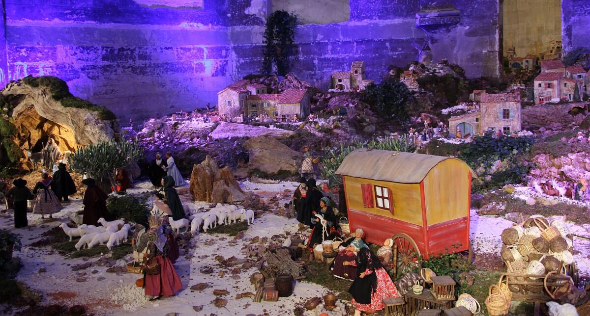 Grande crèche provençale  et marché de Noël des artisans de l'église des Célestins_Avignon