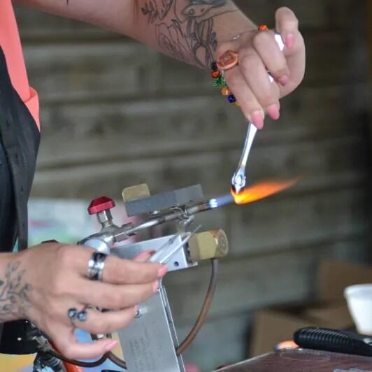 Atelier Fabrication de bijoux en verre recyclé_Leigneux