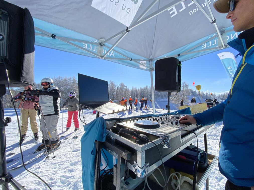 Dj sur les pistes de ski à Ancelle