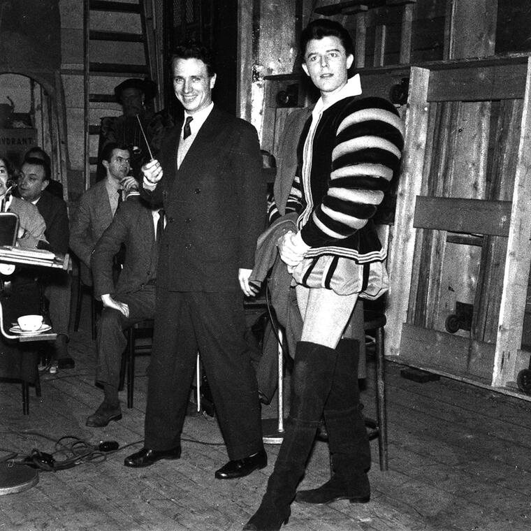 Maurice Jarre et Gérard Philippe coulisses du Cid, tournée du T.N.P. – Fonds Association Jean Vilar