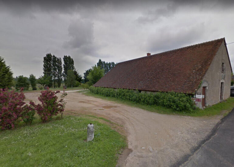 Aire stationnement Cheverny.jpg
