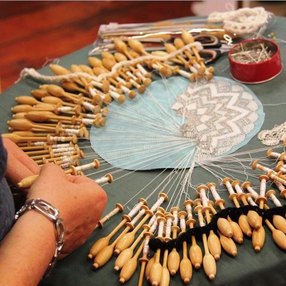Atelier dentelle main initiation, évolution et mise en valeur juin sep noc déc.jpg