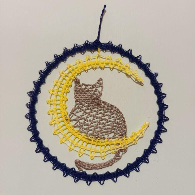 6437cc3272e7e5ec4ff5607fMobile en dentelle main à motif de chat_Isabelle Gruson_ Cité de la dentelle et de la mode de Calais.jpg